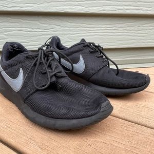 Black Nike Roshe